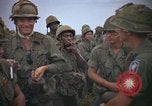 Image 2e bataillon du 173e Airborne Équipe de combat de brigade Vietnam, 1965, de la seconde 62 séquences d'archives historiques vidéo 65675022705