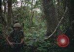 Standbild Army Airborne Operation in Vietnam Krieg Vietnam, 1965, aus Sekunde 8 historischem Filmmaterial Videoclip 65675022707