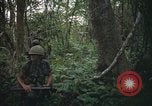 Standbild Army Airborne Operation in Vietnam Krieg Vietnam, 1965, aus Sekunde 11 historischem Filmmaterial Videoclip 65675022707
