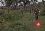 Standbild Army Airborne Operation in Vietnam Krieg Vietnam, 1965, aus Sekunde 16 historischem Filmmaterial Videoclip 65675022707