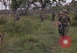 Standbild Army Airborne Operation in Vietnam Krieg Vietnam, 1965, aus Sekunde 19 historischem Filmmaterial Videoclip 65675022707
