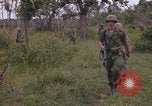 Standbild Army Airborne Operation in Vietnam Krieg Vietnam, 1965, aus Sekunde 20 historischem Filmmaterial Videoclip 65675022707