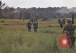Standbild Army Airborne Operation in Vietnam Krieg Vietnam, 1965, aus Sekunde 27 historischem Filmmaterial Videoclip 65675022707