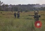 Standbild Army Airborne Operation in Vietnam Krieg Vietnam, 1965, aus Sekunde 28 historischem Filmmaterial Videoclip 65675022707