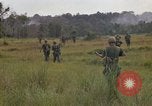 Standbild Army Airborne Operation in Vietnam Krieg Vietnam, 1965, aus Sekunde 29 historischem Filmmaterial Videoclip 65675022707