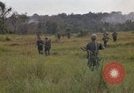 Standbild Army Airborne Operation in Vietnam Krieg Vietnam, 1965, aus Sekunde 30 historischem Filmmaterial Videoclip 65675022707