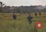 Standbild Army Airborne Operation in Vietnam Krieg Vietnam, 1965, aus Sekunde 31 historischem Filmmaterial Videoclip 65675022707