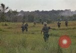 Standbild Army Airborne Operation in Vietnam Krieg Vietnam, 1965, aus Sekunde 32 historischem Filmmaterial Videoclip 65675022707
