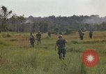 Standbild Army Airborne Operation in Vietnam Krieg Vietnam, 1965, aus Sekunde 33 historischem Filmmaterial Videoclip 65675022707