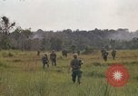 Standbild Army Airborne Operation in Vietnam Krieg Vietnam, 1965, aus Sekunde 34 historischem Filmmaterial Videoclip 65675022707