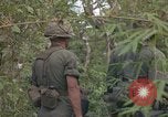 Standbild Army Airborne Operation in Vietnam Krieg Vietnam, 1965, aus Sekunde 37 historischem Filmmaterial Videoclip 65675022707