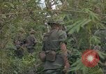 Standbild Army Airborne Operation in Vietnam Krieg Vietnam, 1965, aus Sekunde 40 historischem Filmmaterial Videoclip 65675022707