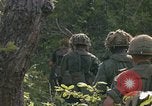 Standbild Army Airborne Operation in Vietnam Krieg Vietnam, 1965, aus Sekunde 43 historischem Filmmaterial Videoclip 65675022707