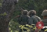 Standbild Army Airborne Operation in Vietnam Krieg Vietnam, 1965, aus Sekunde 45 historischem Filmmaterial Videoclip 65675022707
