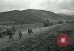 Standbild Rückzug der UN-Truppen Korea nördlich von Kaesong, 1950, aus Sekunde 13 historischem Filmmaterial Videoclip 65675022721
