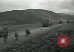 Standbild Rückzug der UN-Truppen Korea nördlich von Kaesong, 1950, aus Sekunde 14 historischem Filmmaterial Videoclip 65675022721
