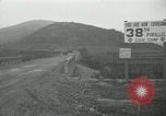 Standbild Rückzug der UN-Truppen Korea nördlich von Kaesong, 1950, aus Sekunde 57 historischem Filmmaterial Videoclip 65675022722
