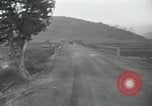 Standbild Rückzug der US-Truppen Korea nördlich von Kaesong, 1950, aus Sekunde 27 historischem Filmmaterial Videoclip 65675022723