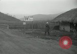 Standbild Rückzug der US-Truppen Korea nördlich von Kaesong, 1950, aus Sekunde 32 historischem Filmmaterial Videoclip 65675022723