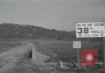 Standbild Rückzug der US-Truppen Korea nördlich von Kaesong, 1950, aus Sekunde 35 historischem Filmmaterial Videoclip 65675022723