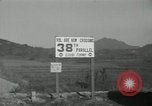 Standbild Rückzug der US-Truppen Korea nördlich von Kaesong, 1950, aus Sekunde 37 historischem Filmmaterial Videoclip 65675022723