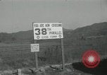 Standbild Rückzug der US-Truppen Korea nördlich von Kaesong, 1950, aus Sekunde 46 historischem Filmmaterial Videoclip 65675022723