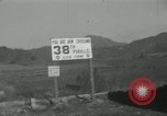 Standbild Rückzug der US-Truppen Korea nördlich von Kaesong, 1950, aus Sekunde 49 historischem Filmmaterial Videoclip 65675022723