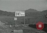Standbild Rückzug der US-Truppen Korea nördlich von Kaesong, 1950, aus Sekunde 51 historischem Filmmaterial Videoclip 65675022723