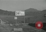 Standbild Rückzug der US-Truppen Korea nördlich von Kaesong, 1950, aus Sekunde 53 historischem Filmmaterial Videoclip 65675022723