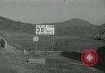 Standbild Rückzug der US-Truppen Korea nördlich von Kaesong, 1950, aus Sekunde 55 historischem Filmmaterial Videoclip 65675022723