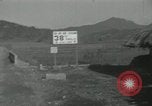 Standbild Rückzug der US-Truppen Korea nördlich von Kaesong, 1950, aus Sekunde 56 historischem Filmmaterial Videoclip 65675022723