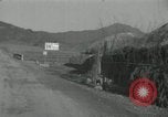 Standbild Rückzug der US-Truppen Korea nördlich von Kaesong, 1950, aus Sekunde 61 historischem Filmmaterial Videoclip 65675022723