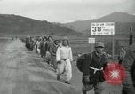 Standbild Rückzug der UN-Truppen Korea, 1950, aus Sekunde 36 historischem Filmmaterial Videoclip 65675022724