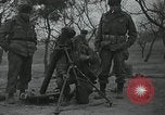 Standbild 81 mm Mörtel Anyang Korea, 1950, aus Sekunde 8 historischem Filmmaterial Videoclip 65675022726