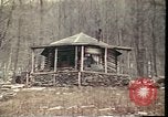 Standbild Holzhäuser Woodstock New York USA, 1975, aus Sekunde 17 historischem Filmmaterial Videoclip 65675022751