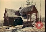 Standbild Holzhäuser Woodstock New York USA, 1975, aus Sekunde 42 historischem Filmmaterial Videoclip 65675022751