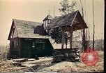 Standbild Holzhäuser Woodstock New York USA, 1975, aus Sekunde 43 historischem Filmmaterial Videoclip 65675022751