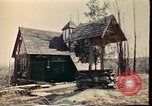 Standbild Holzhäuser Woodstock New York USA, 1975, aus Sekunde 44 historischem Filmmaterial Videoclip 65675022751