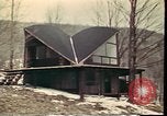Standbild Holzhäuser Woodstock New York USA, 1975, aus Sekunde 46 historischem Filmmaterial Videoclip 65675022751