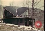 Standbild Holzhäuser Woodstock New York USA, 1975, aus Sekunde 47 historischem Filmmaterial Videoclip 65675022751