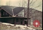 Standbild Holzhäuser Woodstock New York USA, 1975, aus Sekunde 48 historischem Filmmaterial Videoclip 65675022751