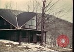 Standbild Holzhäuser Woodstock New York USA, 1975, aus Sekunde 49 historischem Filmmaterial Videoclip 65675022751