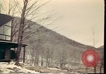 Standbild Holzhäuser Woodstock New York USA, 1975, aus Sekunde 53 historischem Filmmaterial Videoclip 65675022751