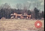 Standbild Holzhäuser Woodstock New York USA, 1975, aus Sekunde 61 historischem Filmmaterial Videoclip 65675022751