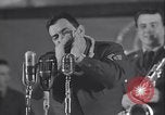 Standbild Bühnenshow Grönland Thule Air Force Base, 1954, aus Sekunde 14 historischem Filmmaterial Videoclip 65675022787