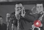 Standbild Bühnenshow Grönland Thule Air Force Base, 1954, aus Sekunde 20 historischem Filmmaterial Videoclip 65675022787