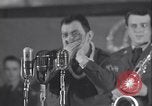Standbild Bühnenshow Grönland Thule Air Force Base, 1954, aus Sekunde 47 historischem Filmmaterial Videoclip 65675022787