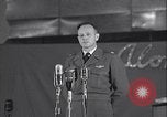 Standbild General LeMay Grönland Thule Air Force Base, 1954, aus Sekunde 30 historischem Filmmaterial Videoclip 65675022789