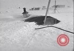 Image Igloo à la base météorologique de l'armée le Groenland, 1954, de la seconde 26 séquences d'archives historiques vidéo 65675022801