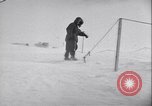 Image Igloo à la base météorologique de l'armée le Groenland, 1954, de la seconde 51 séquences d'archives historiques vidéo 65675022801
